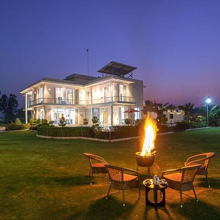 Stayvista At Le Blanc Escape W Outdoor Pool Sohna Ngoại thất bức ảnh