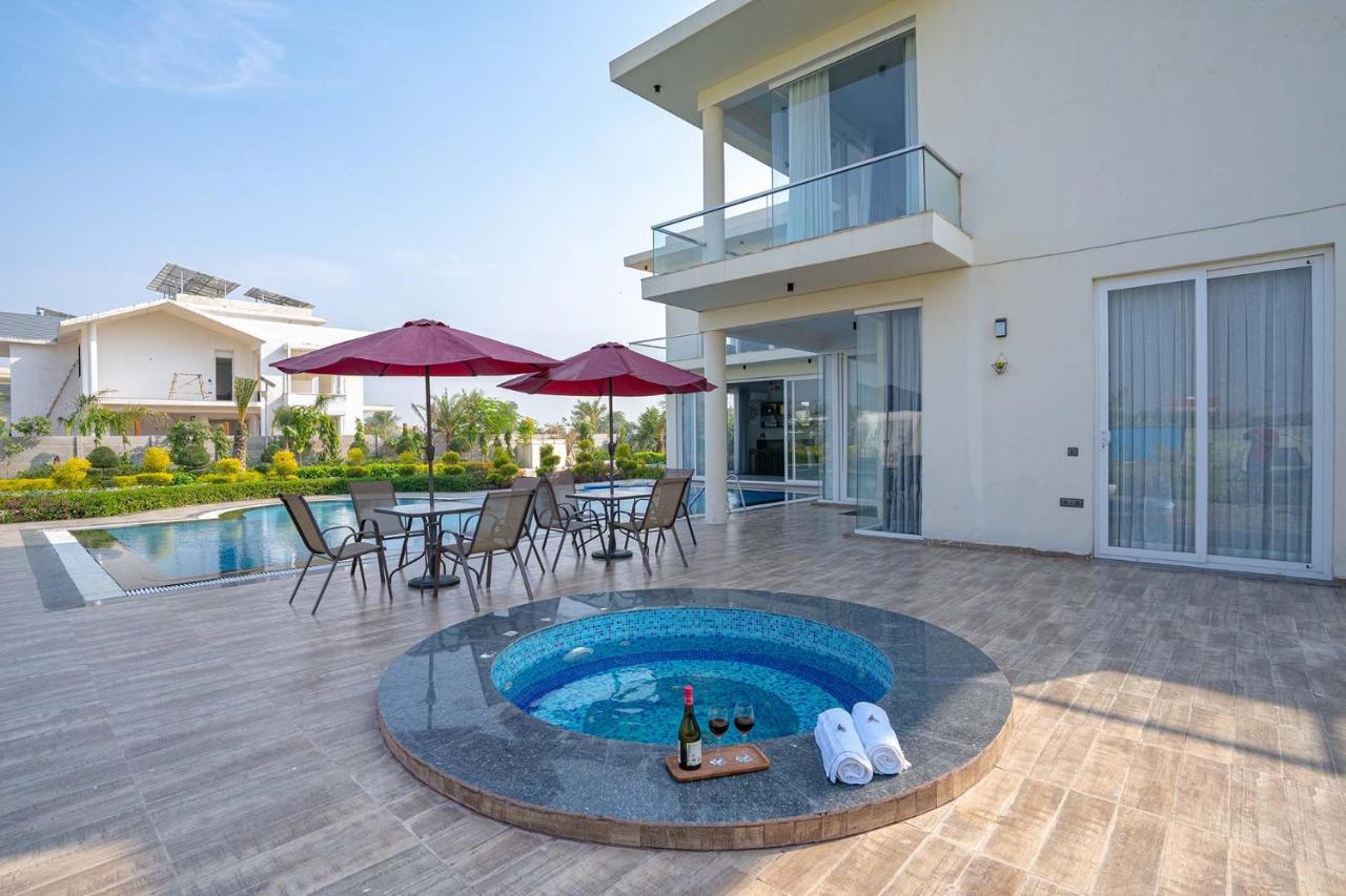 Stayvista At Le Blanc Escape W Outdoor Pool Sohna Ngoại thất bức ảnh