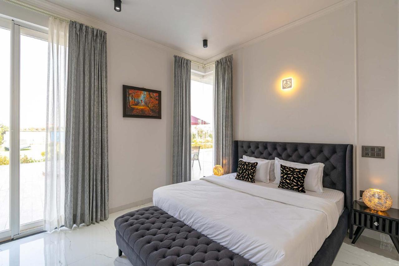 Stayvista At Le Blanc Escape W Outdoor Pool Sohna Ngoại thất bức ảnh
